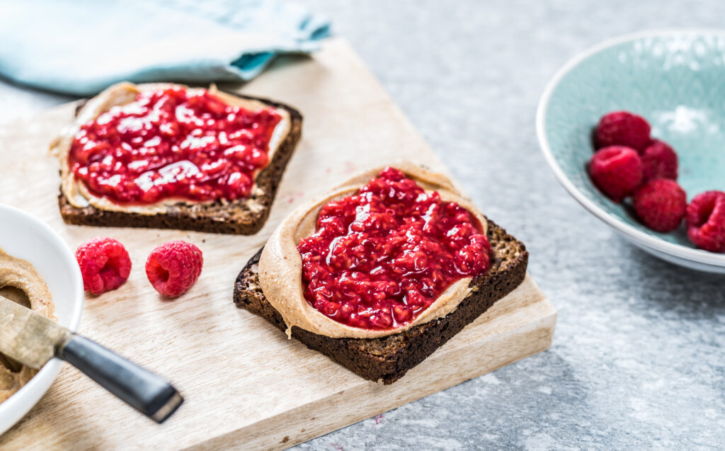 Pähklivõi ja toormoosiga leib