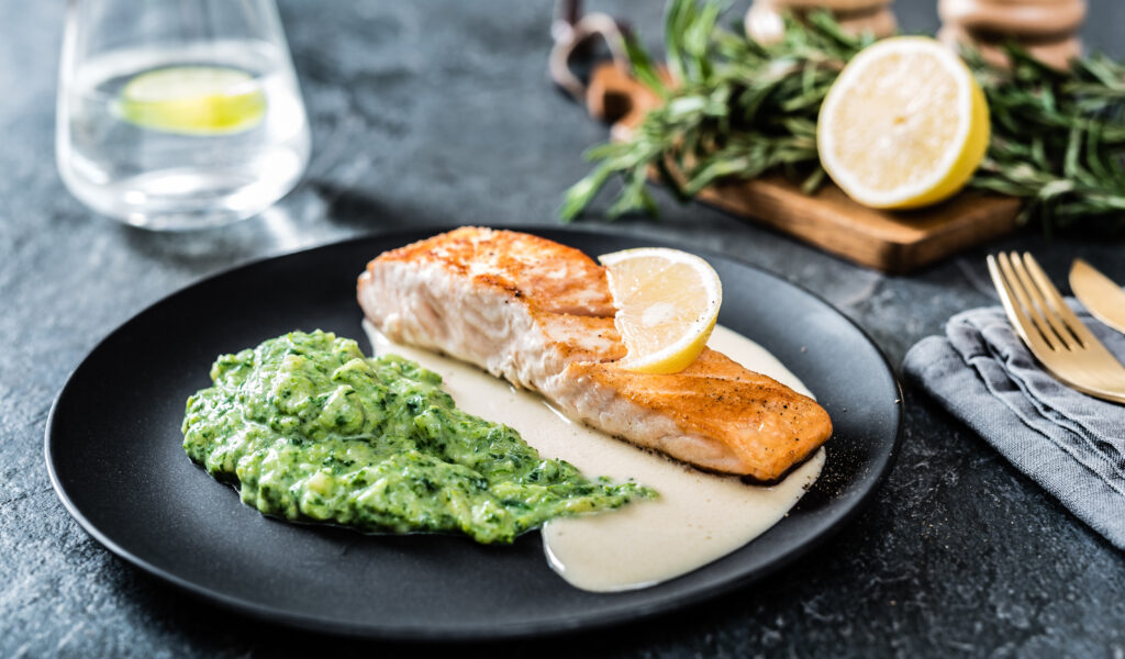 Pannil praetud lõhefilee koorekastmega