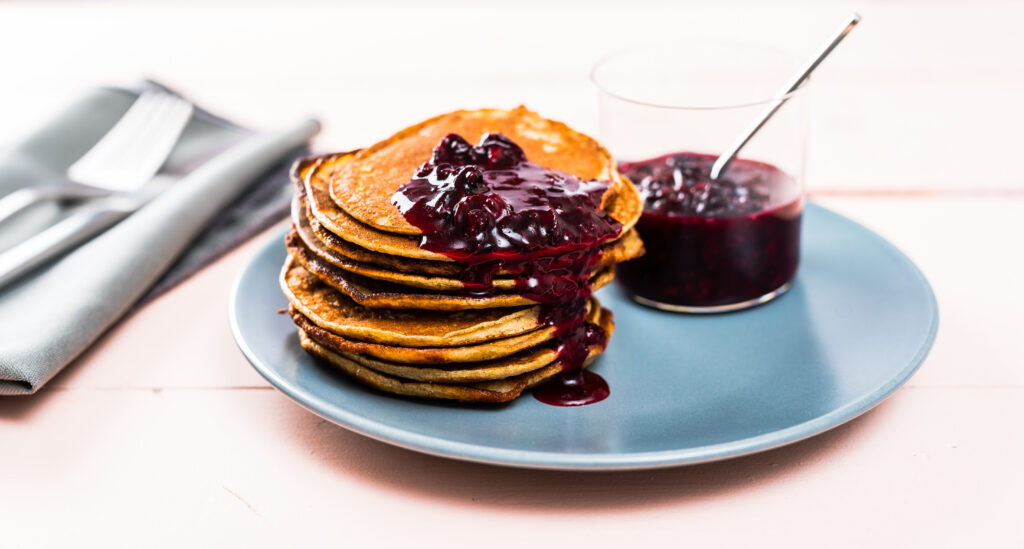 Pannkoogid sooja mustsõstrakastmega