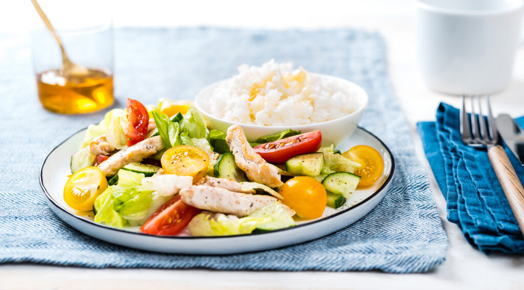 Riisihelbepuder mee ja kanasalatiga