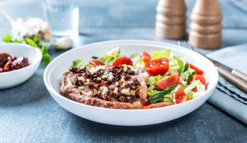 Sealiha küüslaugu ja päikesekuivatatud tomatitega