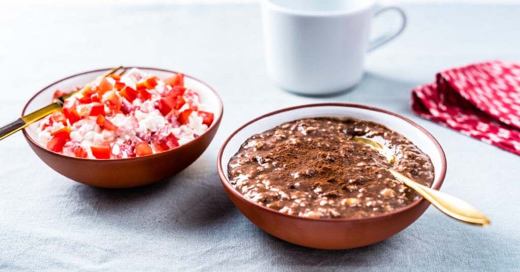 Šokolaadi kaerahelbepuder kodujuustusalatiga