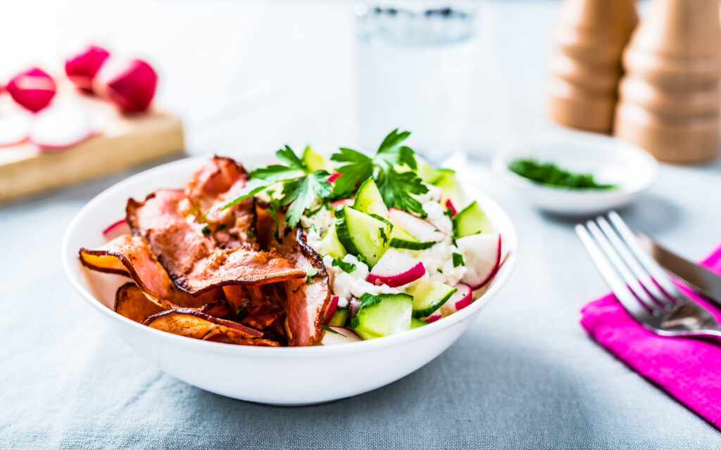 Suvine kodujuustusalat peekoniga