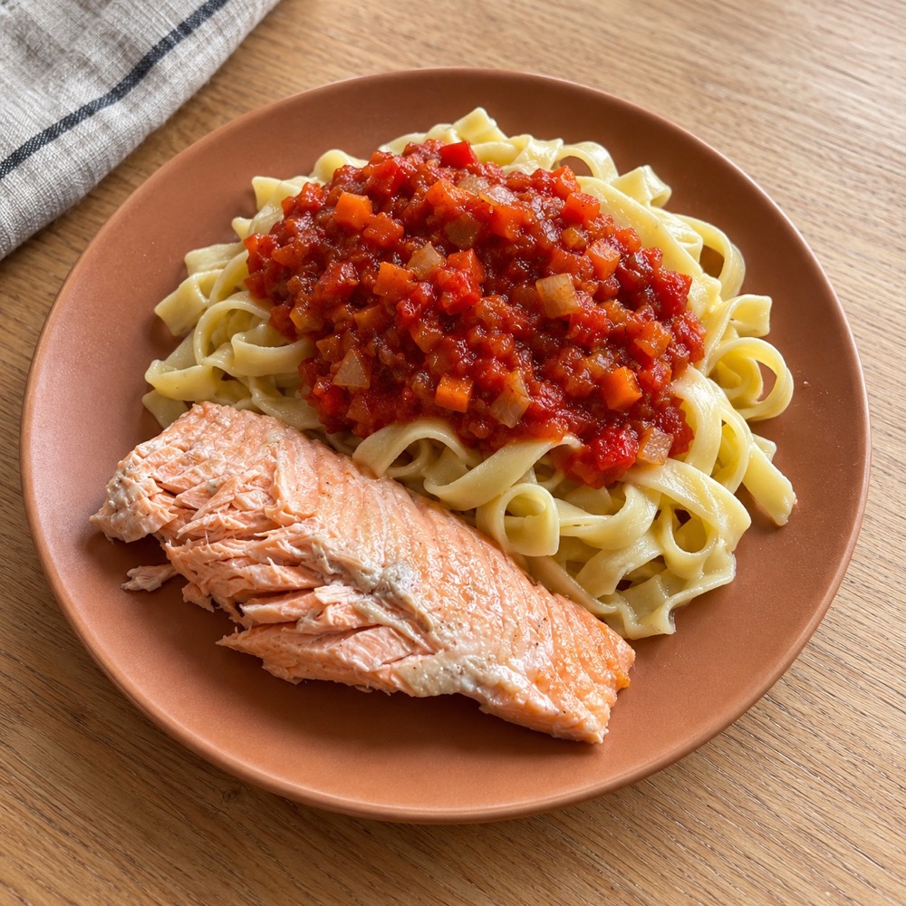 Tagliatelle lõhe ja köögivilja-tomatikastmega